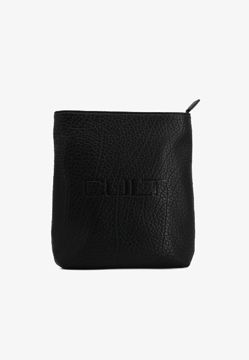 Borsa nera in pelle con superficie testurizzata, forma quadrata, dettaglio del logo in rilievo e chiusura con zip superiore. Design compatto per un trasporto facile.
