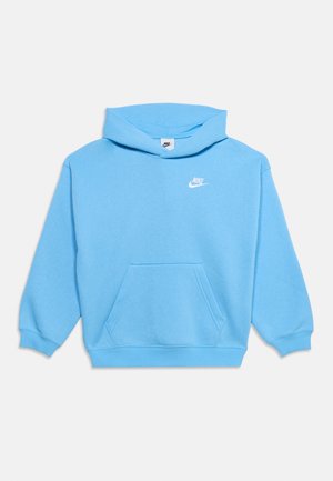 Lyseblå Nike hættetrøje med frontlomme, lange ærmer og hvid Nike-logo på venstre bryst, vist på en ensfarvet baggrund.