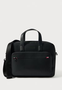 Melna klēpjdatora soma ar virsmas faktūru, diviem rokturiem, regulējamu plecu siksnu, priekšpusē rāvējslēdzēja kabatu un nelielu logotipa detaļu.