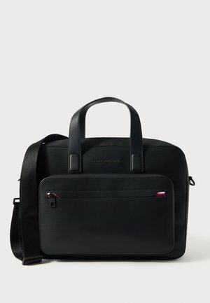 Černá taška na laptop s texturovaným povrchem, dvojitými rukojeťmi, nastavitelným ramenním popruhem, předním kapsou na zip a jemným logem.