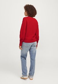 JJXX MILA TWIST CREW NECK NOOS - Strikkegenser - fiery red