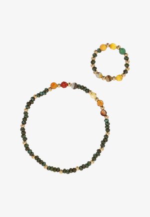 Zwei Perlenarmbänder mit grünen, goldenen und mehrfarbigen runden und facettierten Perlen auf weißem Hintergrund.