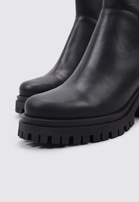 Sandra Fontán LORICA - Botines de tacón - black