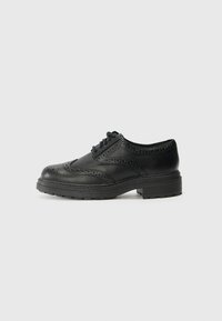 Svart skinn brogue-sko med en glatt finish, dekorative perforeringer, rund tå og en chunky gummisåle. Snøring.