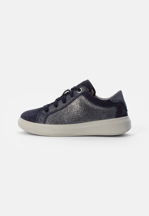 Marineblaues Sneaker mit funkelndem Finish, ausgestattet mit einem Obermaterial aus Wildleder, Schnürdesign und einer hellbeigen Gummisohle. Mit metallischen Akzenten versehen.