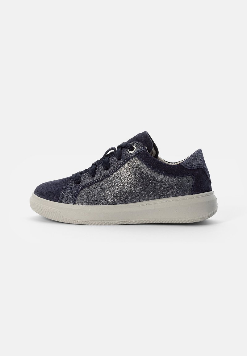 Marineblaues Sneaker mit funkelndem Finish, ausgestattet mit einem Obermaterial aus Wildleder, Schnürdesign und einer hellbeigen Gummisohle. Mit metallischen Akzenten versehen.