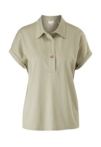 Polo beige clair à manches courtes avec col, un bouton marron et poignets de manche pliés, présenté sur fond blanc.