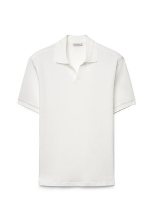 Weißes kurzärmeliges Poloshirt mit gerippter Struktur und kurzem offenem Kragen, flach auf weißem Hintergrund präsentiert.