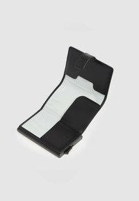 Zwarte leren portemonnee met druksluiting, voorzien van een doorzichtige kunststof binnenkant en een gladde textuur. Heeft kaarthouders en een minimalistisch ontwerp.