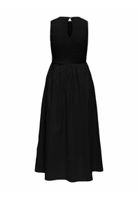 Rochie neagră fără mâneci, cu corp strâns plisat, închidere cu nasture la spatele gâtului și fustă adunată până la lungimea midi.