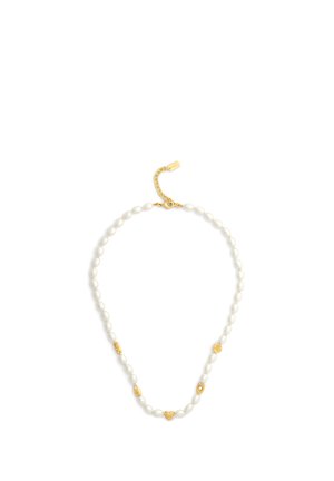 Collar con perlas ovaladas blancas y dijes en tono dorado que incluyen corazón, flor y cierre con cadena ajustable.