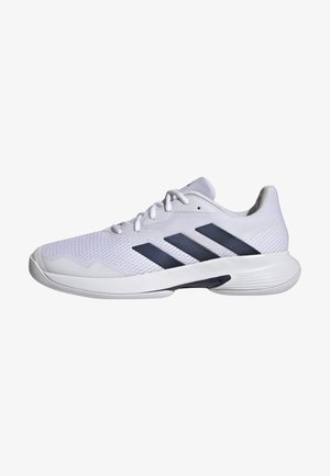 Zapatilla deportiva blanca con el logo de tres rayas negras de Adidas, parte superior de malla, cierre de cordones y suela gruesa acolchada.
