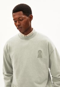 Mintgroene sweatshirt, katoenmix, ronde hals, raglanmouwen, met een subtiele logo op de borst, zachte textuur, comfortabele pasvorm.
