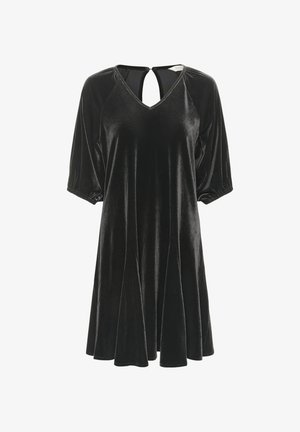 Juodas aksominis suknelė su V formos iškirpte ir trumpomis pūkuotomis rankovėmis. Suknelė turi išpjovą nugaros pusėje ir platėjančią siluetą. Minkšta tekstūra.