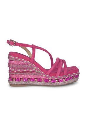 Sandalo con tacco a cuneo in suede rosa, caratterizzato da dettagli intrecciati, ornamenti gioiello lungo la suola e sottili cinturini incrociati per una vestibilità sicura.