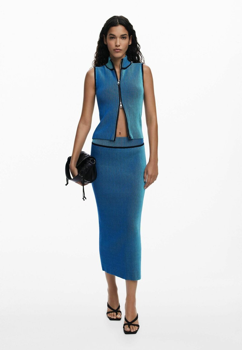 Ensemble 2 piéces gilet et robe avec ceinture. Robe coupe droite, col