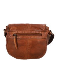 Borsa a tracolla in pelle marrone con una texture morbida, tasca frontale con zip e tracolla regolabile. Forma arrotondata con dettagli di cucitura visibili.