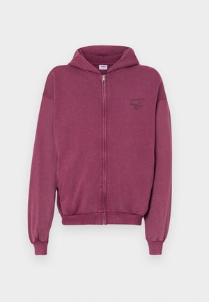 Mørkerød lynlås hoodie med frontlynlås, snoretræk i hætten, ribbede manchetter og et lille logo på venstre bryst. Blødt bomuldsblandingsstof.
