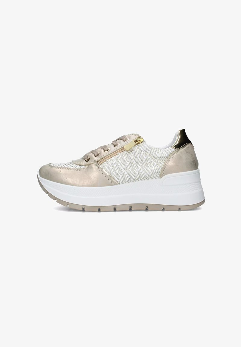 Sneakers con una toma superiore testurizzata in oro metallico e bianco, dotati di una chiusura con zip e lacci, una suola bianca spessa e un design a fantasia.