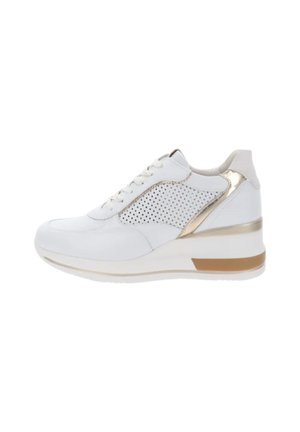 Sneaker bianca con dettagli dorati, pannello laterale traforato, chiusura con lacci e suola spessa con una striscia dorata vicino al tallone.