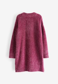 Cardigan flou à manches longues en magenta avec une coupe décontractée, encolure ronde et tissu texturé, présentant une surface douce et pelucheuse.