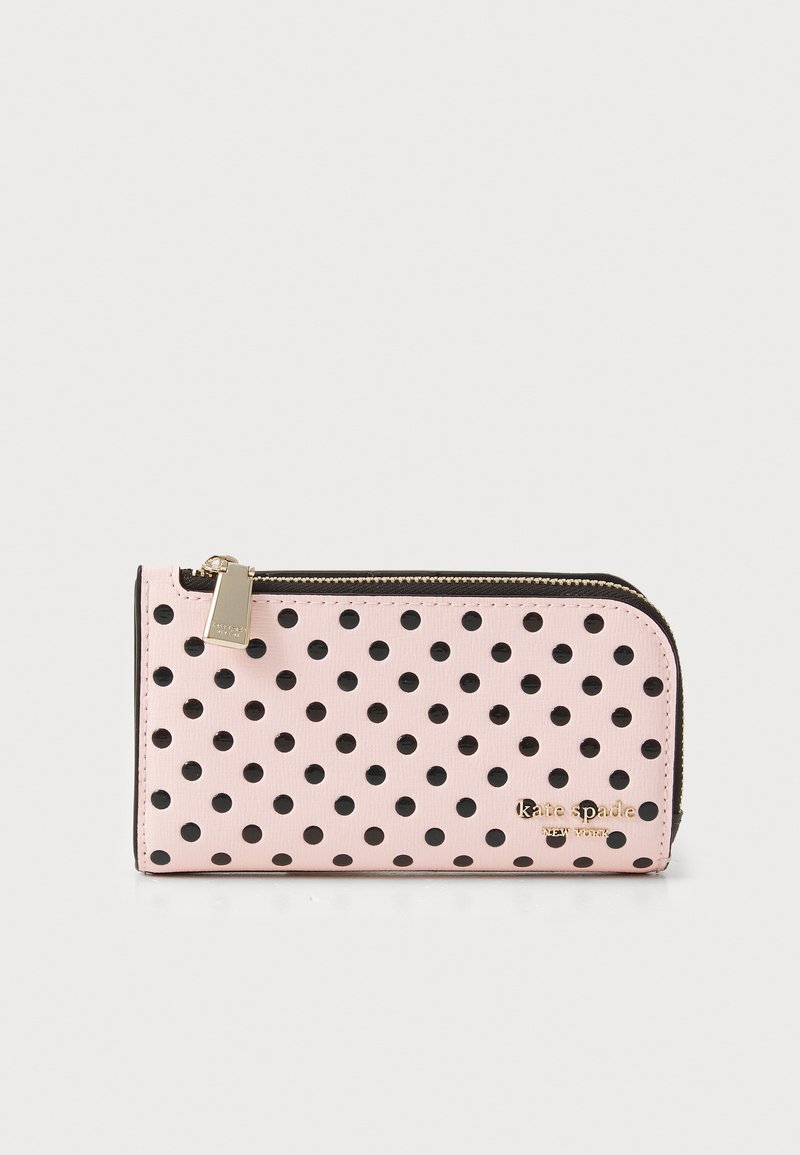Rosa glidelås-lommebok med svarte prikkene, med en glatt overflate, gullfarget hardware og Kate Spade-logoen på forsiden.