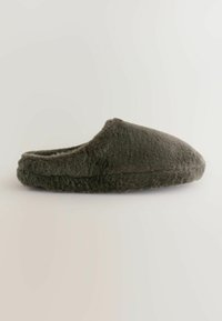 Ciemnozielony kapcie wykonane z miękkiego materiału przypominającego futro. Okrągły kształt z wyściełaną podeszwą; brak widocznych elementów metalowych lub wzorów.