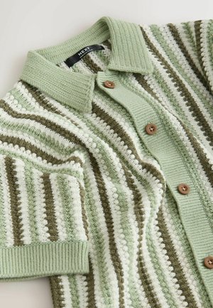 Texturierte Strickjacke mit hellgrünen und weißen Streifen. Verfügt über einen Kragen, braune Knöpfe und gerippte Bündchen. Hergestellt aus weichem Garnmaterial.