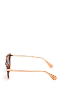 Gafas de sol carey con acentos de metal dorado y patillas transparentes naranjas. Diseño de montura cuadrada, textura suave, lentes polarizadas.