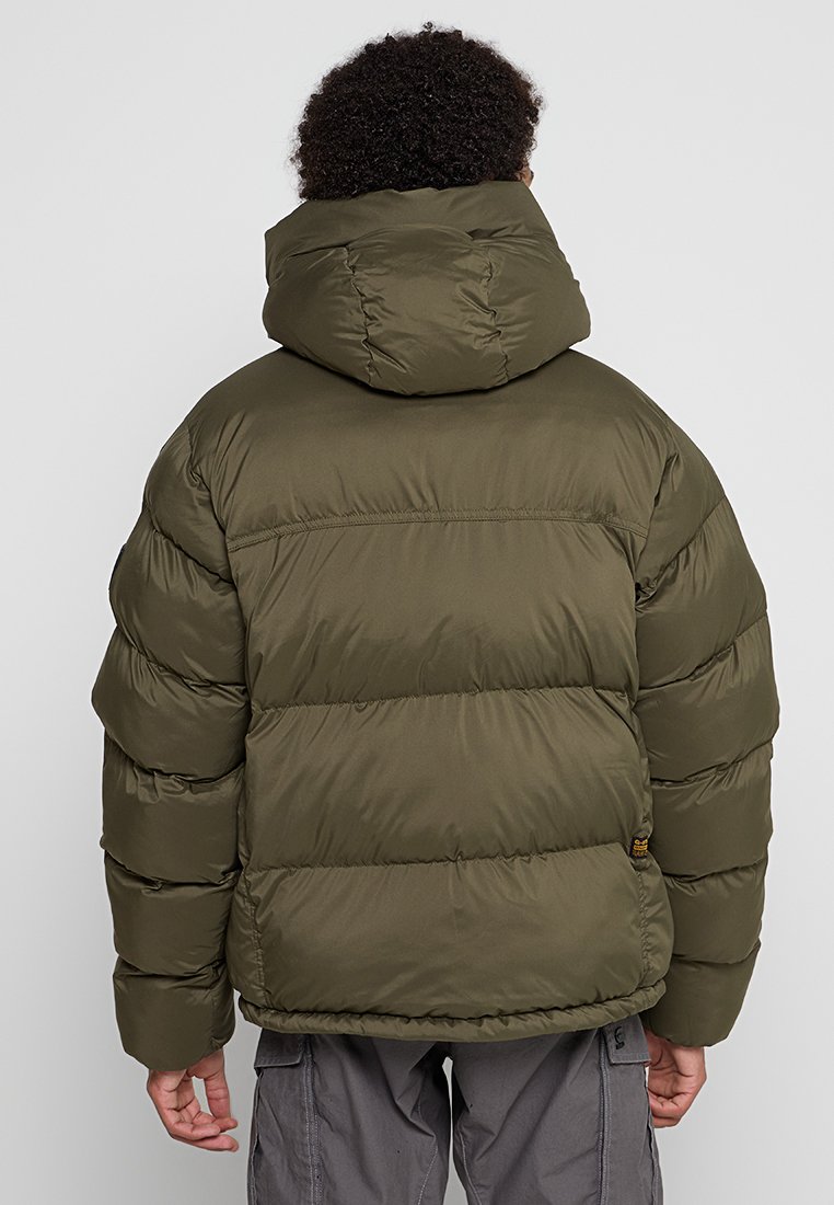 Olivgrüner Puffer-Jacke mit Kapuze, ausgestattet mit einem gesteppten Design und elastischen Bündchen, aus glattem, wasserabweisendem Material.