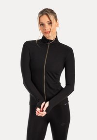 Sorte letvægts zip-jakke med høj krave, lange ærmer, tætsiddende design og tommelfingerhuller. Glat tekstur og minimalismestil.