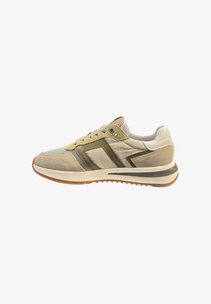 Lichte sneaker in beige, met een textuur van mesh en suède bovenwerk, groene accenten en een rubberen buitenzool met een gegroefd ontwerp.