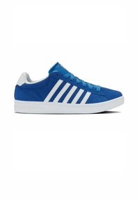 Blauer Low-Top-Sneaker mit weißer Sohle, weißen Streifen an den Seiten und blauen Schnürsenkeln, dargestellt im Profil von rechts.