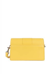 Gelbes Leder-Crossbody-Bag mit glatter Textur, rechteckiger Form und einem vorderen Klappverschluss mit drei horizontalen Nähten. Silberne Hardware-Details.