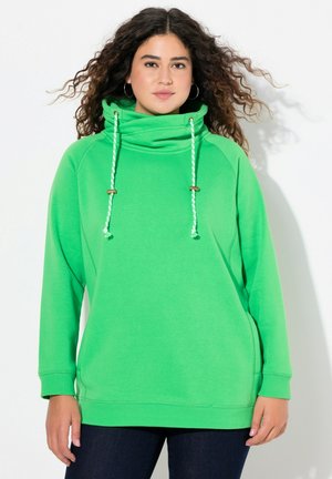 Hoodie verde con colletto alto, dotato di un cordino con dettagli in legno. Realizzato in tessuto morbido, ha maniche lunghe e una vestibilità ampia.