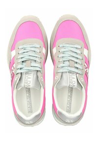 Baskets sportives avec une tige rose et des accents gris, des lacets réfléchissants et une semelle durable. Détail en damier notable sur le côté.