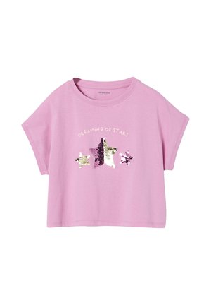 Rosa kurzärmeliges Crop-Top mit drei Paillettensternen und dem darüber gedruckten Satz "Dreaming of Stars".