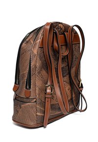Mochila marrón con estampado, dos correas de cuero ajustables, costuras blancas y compartimentos con doble cremallera.