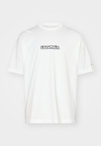 Camiseta de algodón blanca de manga corta, con un escote redondeado y un logo impreso en negro y gris en el pecho.