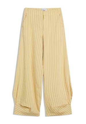 Weit geschnittene beige Hose mit senkrechten dünnen braunen Streifen, Seitentaschen und hohem Bund, flach auf einem weißen Hintergrund ausgelegt.