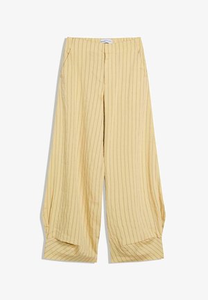 Beige broek met wijde pijpen, verticale dunne bruine strepen, zijzakken en een hoge taille, plat gelegd op een witte achtergrond.