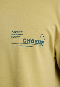 CHASIN' CHASIN' BASIC T-SHIRT IDO TEE - T-shirt imprimé - yellow