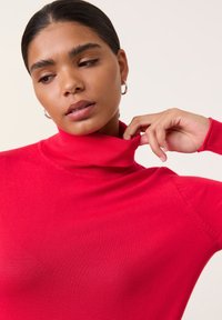 Taifun LANGARM RUND BASIC MIT ROLLKRAGEN - Strickpullover - cherry red