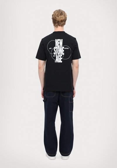 WOOD WOOD BOBBY STONE AGE  - Marškinėliai su spaudiniu - black