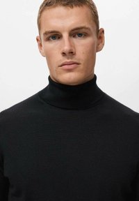Schwarzer Rollkragenpullover aus einem glatten, elastischen Stoff. Verfügt über ein tailliertes Design und einen hohen Kragen, geeignet zum Schichten oder als eigenständiges Kleidungsstück.