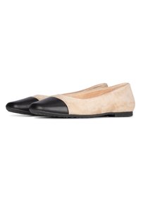 Beige suède balletschoenen met een zwarte leren neuskap, platte zool en een gladde textuur. Geschikt voor casual of formele gelegenheden.