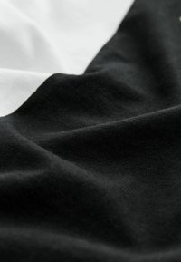 REGULAR FIT -SHORT SLEEVE CONTRAST COLLAR V-NECK   - Apdrukāts T-krekls - black and white