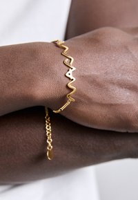 Selected, gold-coloured