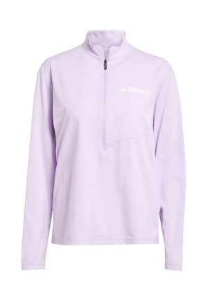 Lys lilla quarter-zip trøje lavet af blødt stof, med en venstre brystlomme og hvid "Terrex" logo. Lange ærmer med lige kant.