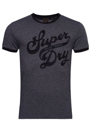 Graues T-Shirt mit kurzen Ärmeln, schwarzem Rippkragen und -ärmeln, das ein großes, schwarzes, erhabenes "Super Dry"-Logo auf der Brust trägt.